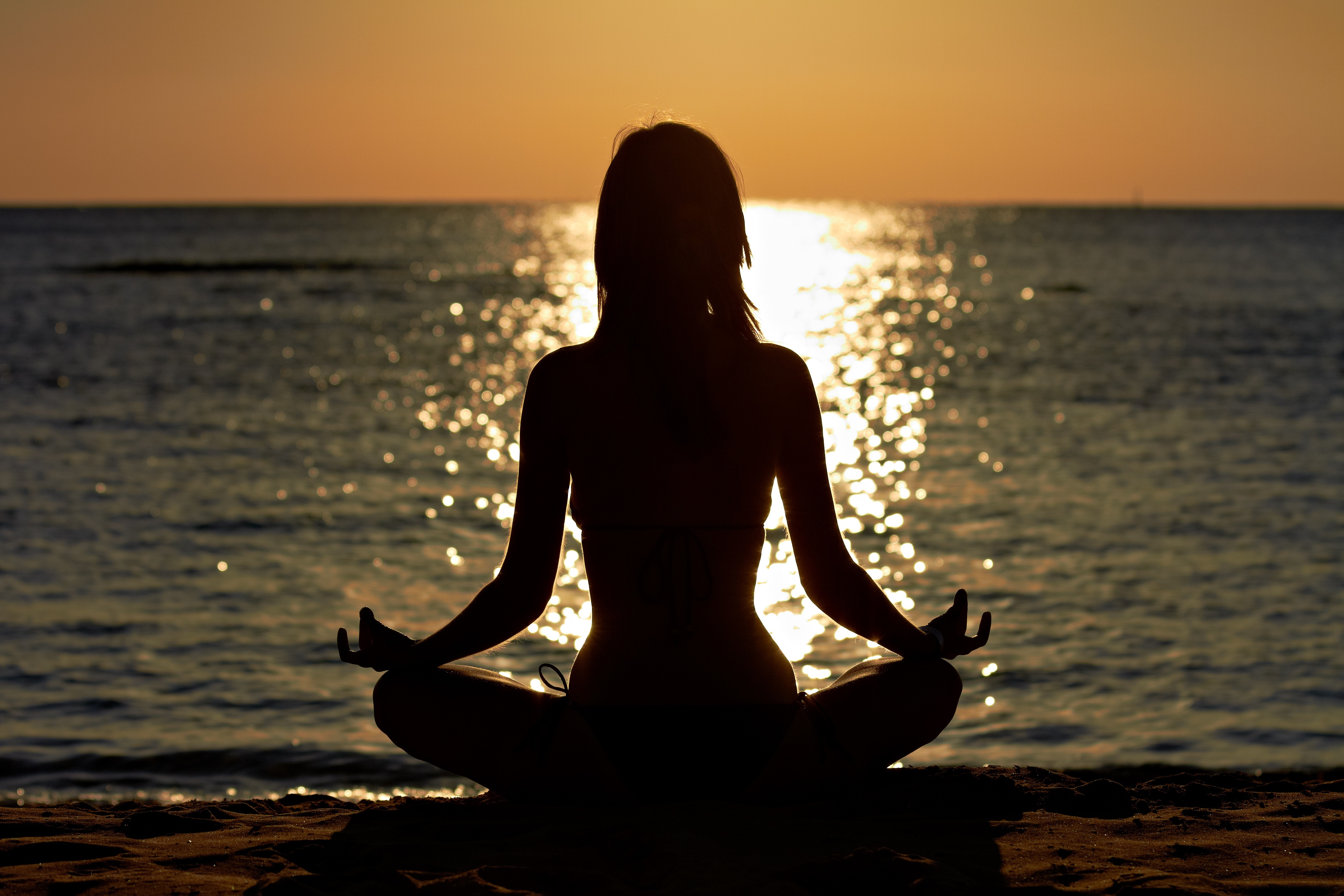 Your meditation. Девушка медитирует на берегу. Девушка в позе лотоса со спины. Девушка медитирует на закате. Девушка медитирует у моря.